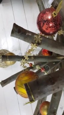 Noel dekorasyonu. Noel ağacı ve yakın çekim arka planda oyuncaklar