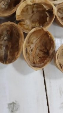 ceviz. bir beyaz ahşap arka plan yakın çekim