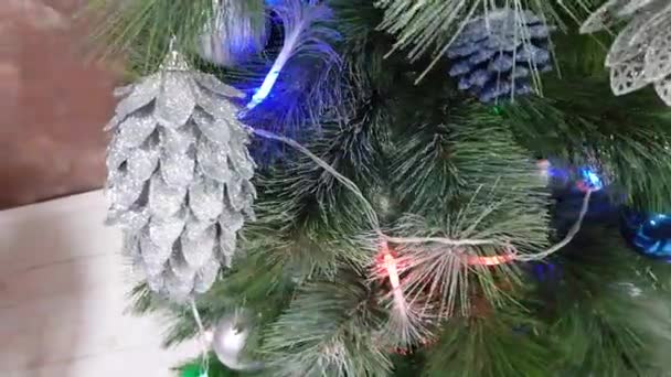 クリスマス装飾 クリスマス ツリーとクローズ アップのバック グラウンドでのおもちゃ — ストック動画