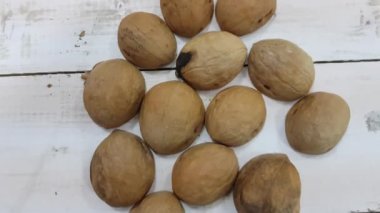 ceviz. bir beyaz ahşap arka plan yakın çekim