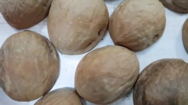 ceviz. bir beyaz ahşap arka plan yakın çekim