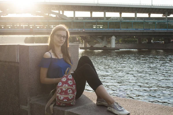 Photo Girl Waterfront Background City Waterfront — Stock Photo, Image