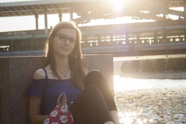 Photo Girl Waterfront Background City Waterfront — Stock Photo, Image