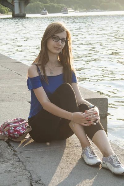 Fotoğraf waterfront.background bir kız kentin waterfront