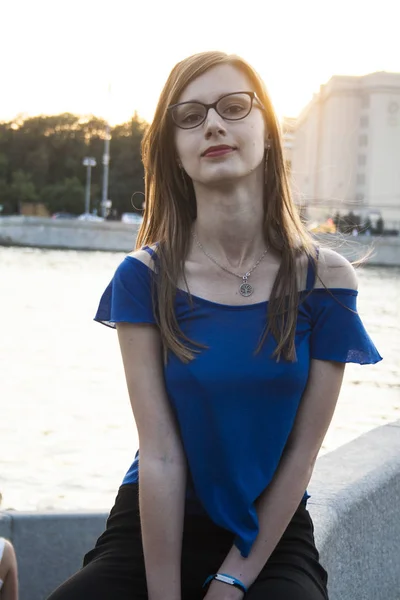 Foto Uma Menina Waterfront Fundo Beira Mar Cidade — Fotografia de Stock