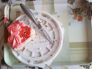 mutfak masasında pasta