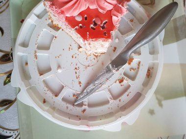 mutfak masasında pasta