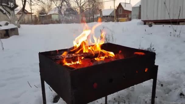 グリルに炭を焼きます 冬庭でバーベキューで — ストック動画