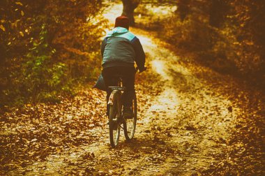 Ormanda bir motorcu.