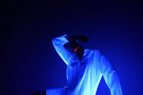 Mavi loş ışık ve kadın                             