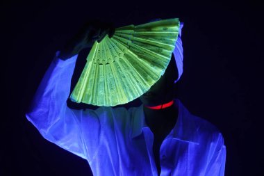 Mavi loş ışık ve kadın                             