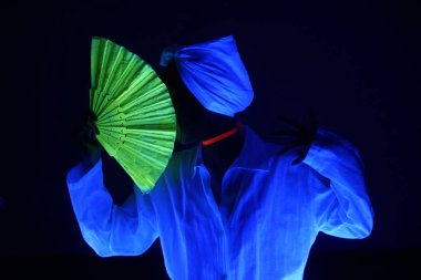 Mavi loş ışık ve kadın