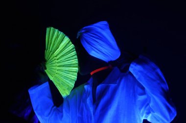 Mavi loş ışık ve kadın