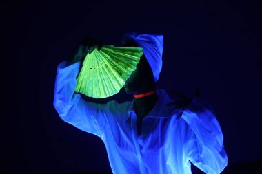 Mavi loş ışık ve kadın