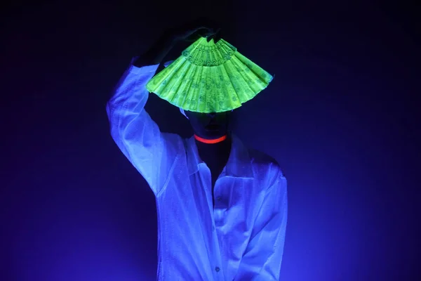 Mavi loş ışık ve kadın                             