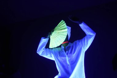 Mavi loş ışık ve kadın