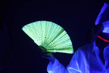 Mavi loş ışık ve kadın