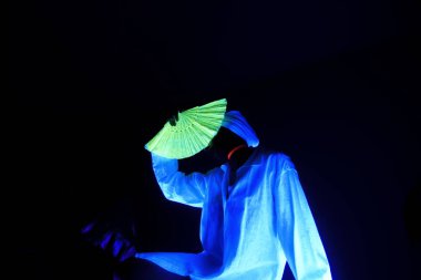 Mavi loş ışık ve kadın