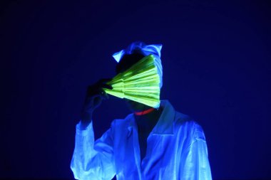 Mavi loş ışık ve kadın