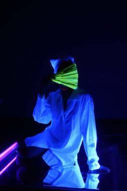 Mavi loş ışık ve kadın        