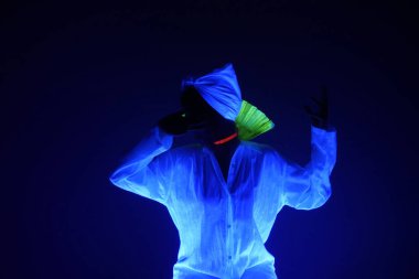 Mavi loş ışık ve kadın        