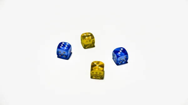 小さな立方体を有するスポット数が異なる スローされ チャンスを含むギャンブルや他のゲームで使用されているそれぞれの側に — ストック写真