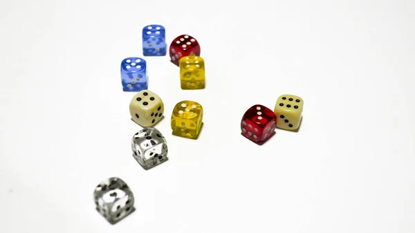 一个小立方体 每边有不同数量的斑点在它 从一到六 投掷和使用在赌博和其他比赛包括机会 — 图库照片