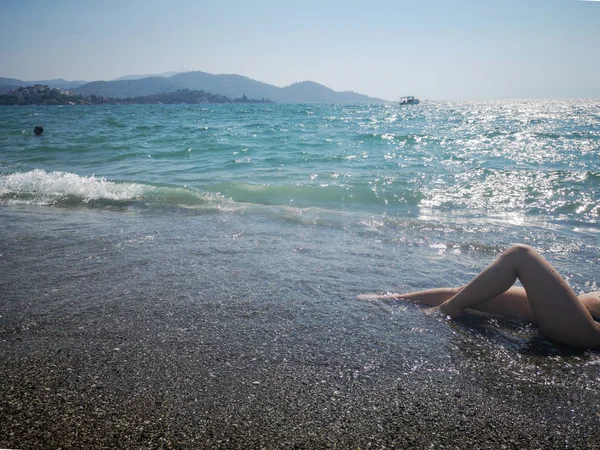 Mutlu kız Plajda çok eğleniyorum görünümü yukarıdaki sığ suda