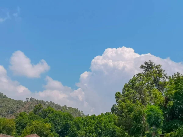 Mavi Gökyüzü ve Bulutlar