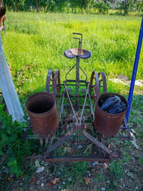 Yaşlı çiftçi kullanılmayan araçları