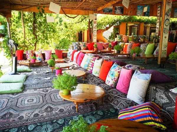 yer yemek Renkli minderler