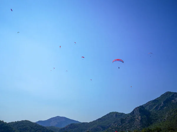 Grupo Parachuters Voando Acima Uma Colina Verde Céu Azul Verão — Fotografia de Stock