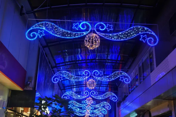 mavi ışık, yıldız süs asılı