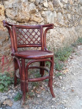 Duvarın yanında duran eski bir sandalye