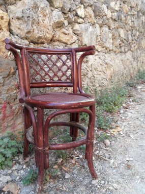 Duvarın yanında duran eski bir sandalye