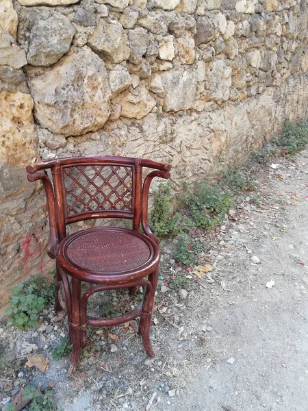 Μια Παλιά Καρέκλα Που Στεκόταν Δίπλα Στον Τοίχο — Φωτογραφία Αρχείου