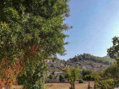 Fethiye, Türkiye-Kayaköy 'ün terkedilmiş Yunan köyü, Fethiye, Türkiye. Eski Yunan evleri, kaya koy yakınındaki Akdeniz kıyısı.