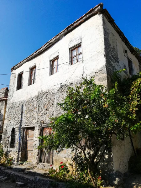 Fethiye, Türkiye-Kayaköy 'ün terkedilmiş Yunan köyü, Fethiye, Türkiye. Eski Yunan evleri, kaya koy yakınındaki Akdeniz kıyısı.