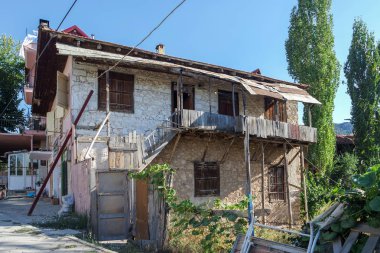 Kırsal kesimde eski, taş binalar.