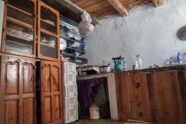 Bir köy evinin bölümleri.