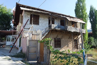 Kırsal kesimde eski, taş binalar.