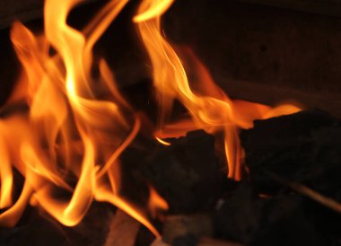 Yanan ateş ve kömür