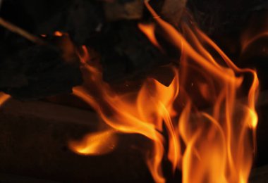 Yanan ateş ve kömür
