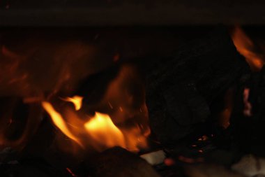 Yanan ateş ve kömür