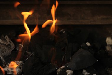 Yanan ateş ve kömür