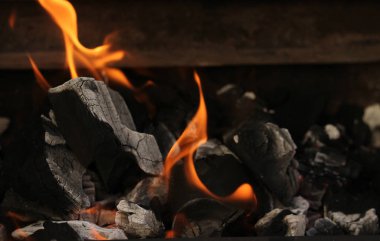 Yanan ateş ve kömür