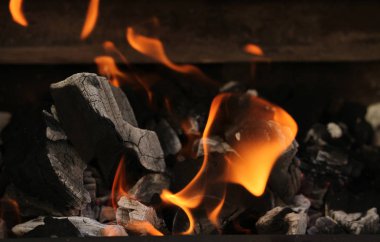 Yanan ateş ve kömür