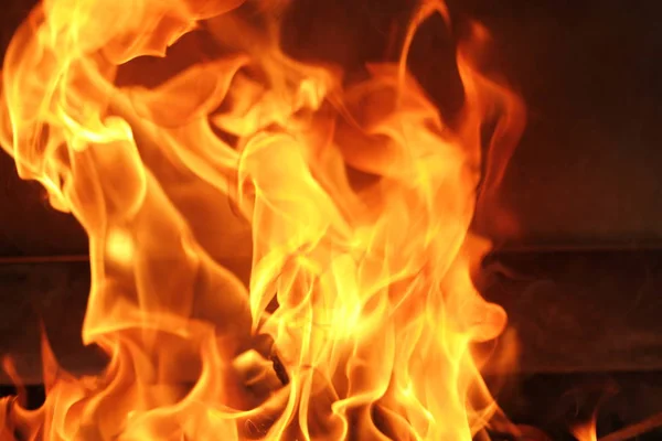 Yanan ateş ve kömür