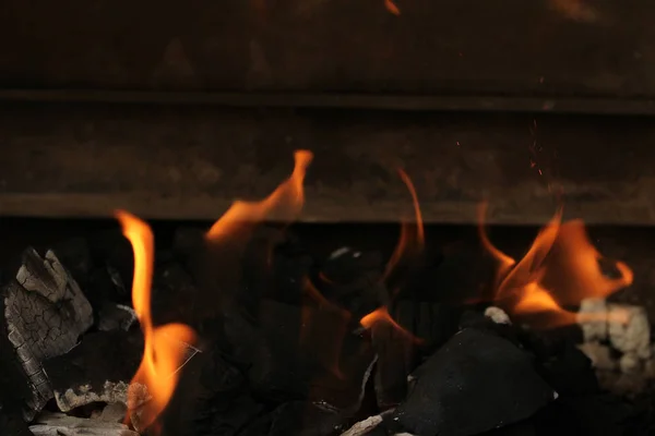 Горящий Огонь Уголь — стоковое фото