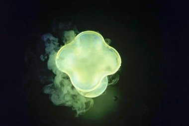 Cam kavanozdan akan duman renkli 